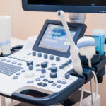 Das Bild zeigt ein hochmodernes Ultraschallgerät mit mehreren Sonden, darunter im Vordergrund eine Vaginalsonde.