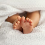 Auf dem Bild erkennbar kleine Babyfüße.