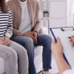 Paar während einen Beratungstermins beim Frauenarzt.