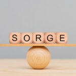 Das Bild zeigt eine symbolische Holzschaukel mit dem Begriff Vorsorge.