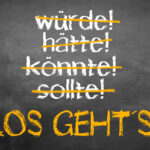 Das Bild zeigt auf einer Schiefertafel durchgestrichen die Worte würde - hätte - könnte - sollte. Damit soll ausgedrückt werden dass es losgeht Komma dass man ein Thema anpacken muss.