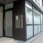 Das Bild zeigt den Eingang zu unserer Praxis in der Seilerstraße 23, 60313 Frankfurt am Main. Der Eingang befindet sich auf der rechten Seite.