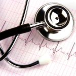 Stethoskop liegt auf einem EKG-Streifen