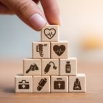 Würfel mit Symbolen, die die Tätigkeiten der Allgemeinmedizin, z.B. EKG beschreiben